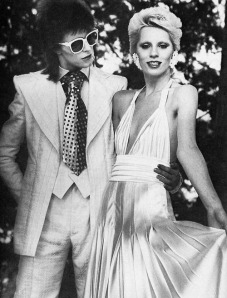 David Bowie e sua querida ex-esposinha Angela Bowie. Data desconhecida. Será que a frase "I Fucked Mick Jagger !" é verdadeira? #Mistério